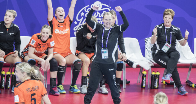 Nancy, Frankrike 20181209.
Helle Thomsen nederlandsk trener jubler etter kampen mellom Nederland og Romania.
Foto: Vidar Ruud / NTB scanpix